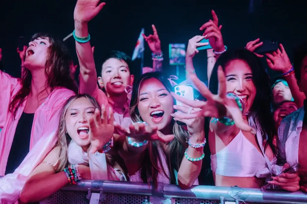 fans-watching-award-show.jpg